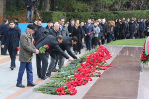 ​Əqli Mülkiyyət Agentliyinin kollektivi Heydər Əliyevin məzarını ziyarət edib